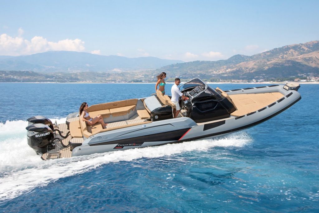 Un uomo e due donne a bordo di un Ranieri Cayman 32 in crociera nel Mediterraneo.